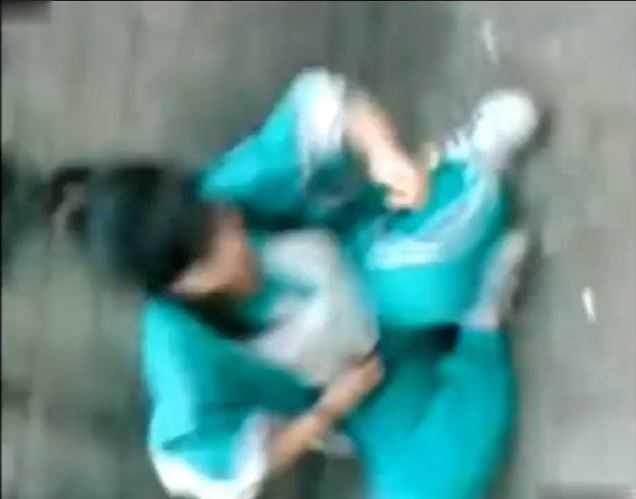 校园暴力蓝衣校服女生被扒光跪地暴打2